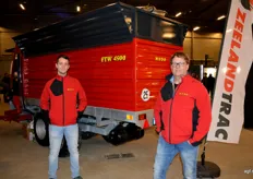Helemaal uit Ferwert, Friesland, naar de Zeeuwse Fruitteeltdag gekomen met de bekende rode compostkarren van MODO: Berry en Kees Mollema 